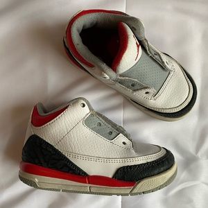 Jordan 3 (Fire Red)